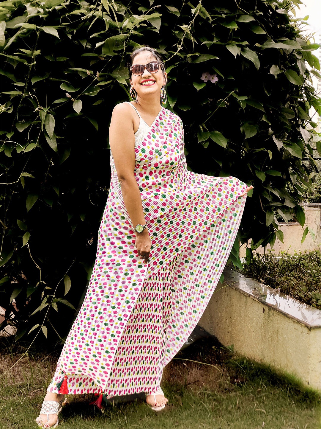 

Apaapi Threads of glory White & Green Polka Dot Crushed Saree