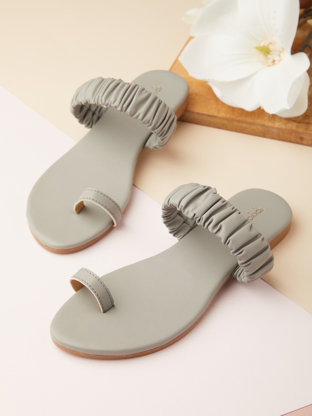 

Tokyo Talkies Women Grey One Toe Flats