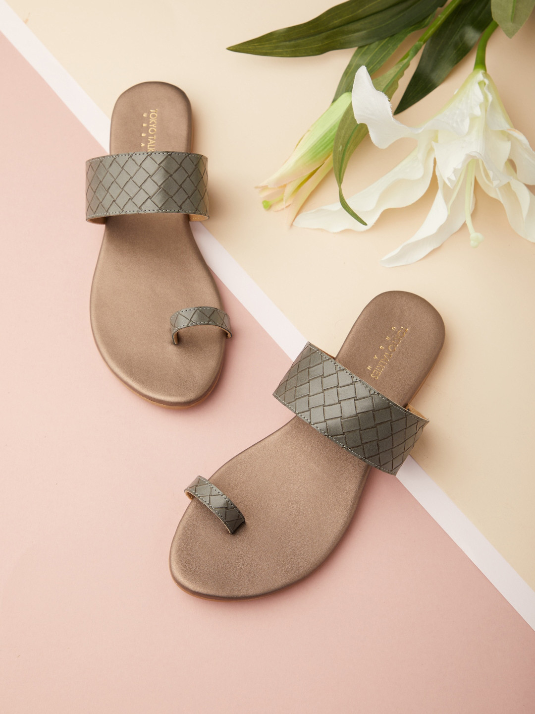 

Tokyo Talkies Women Grey One Toe Flats