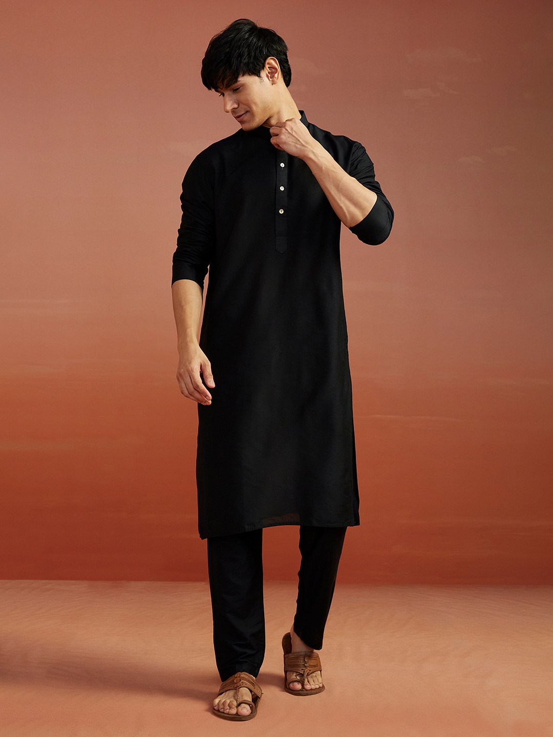 

VASTRAMAY Men Black Kurta with Trousers