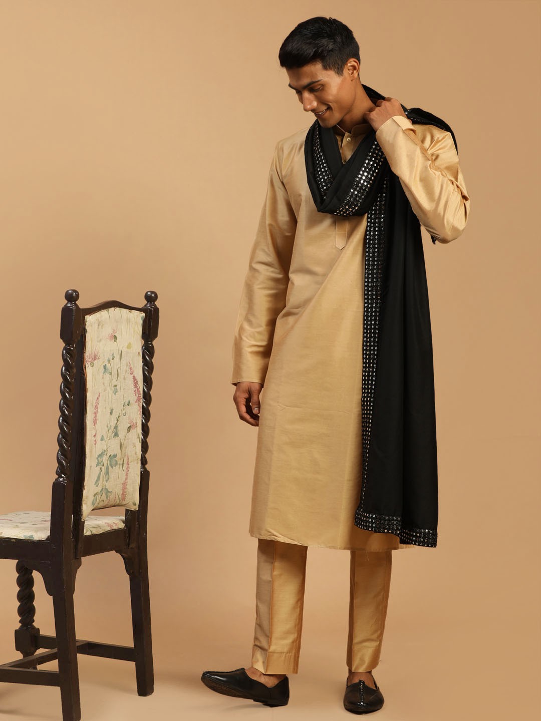 

VASTRAMAY Men Rose Gold Straight Kurta With Pyjama & Black Mirror Work Dupatta