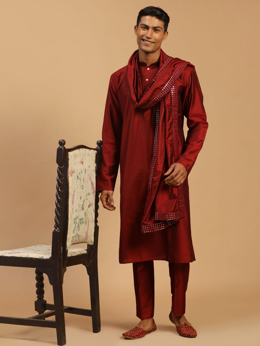 VASTRAMAY Men Maroon Solid Straight Kurta With Pyjama & Mirror Work Dupatta