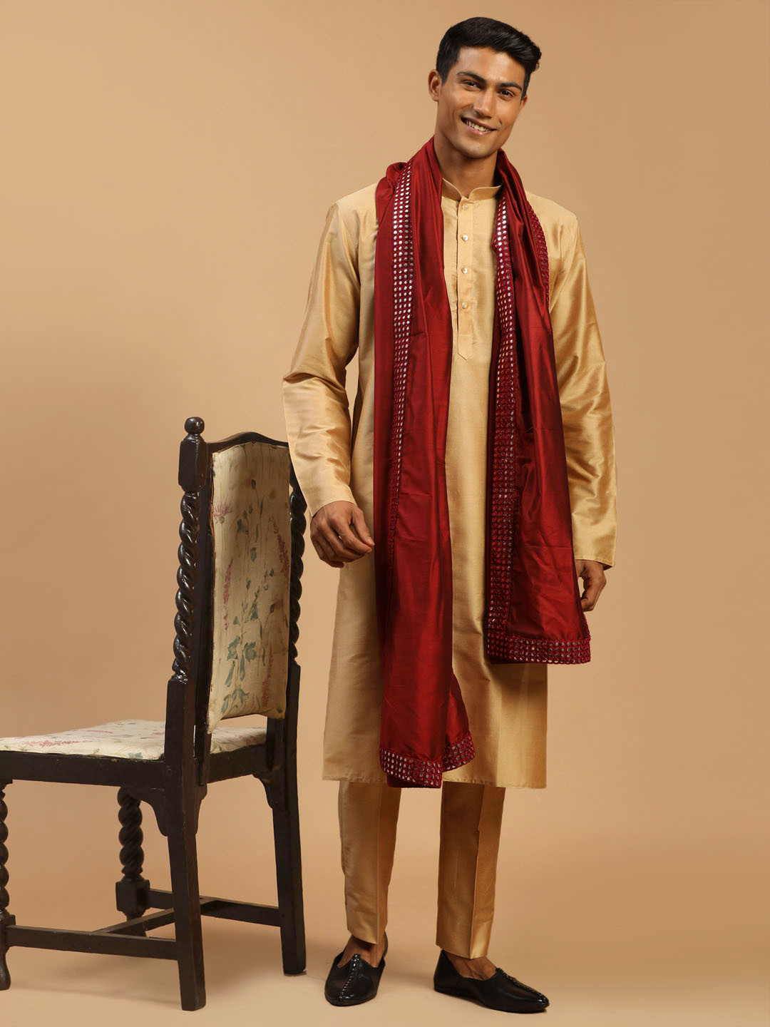 

VASTRAMAY Men Solid Straight Kurta With Pyjama & Mirror Work Dupatta, Rose gold