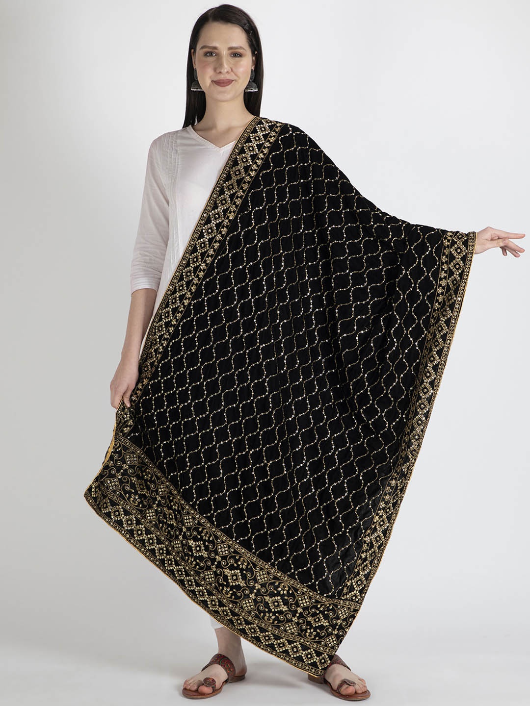 

Moda Chales Women Black & Gold-Toned Embroidered Velvet Shawl