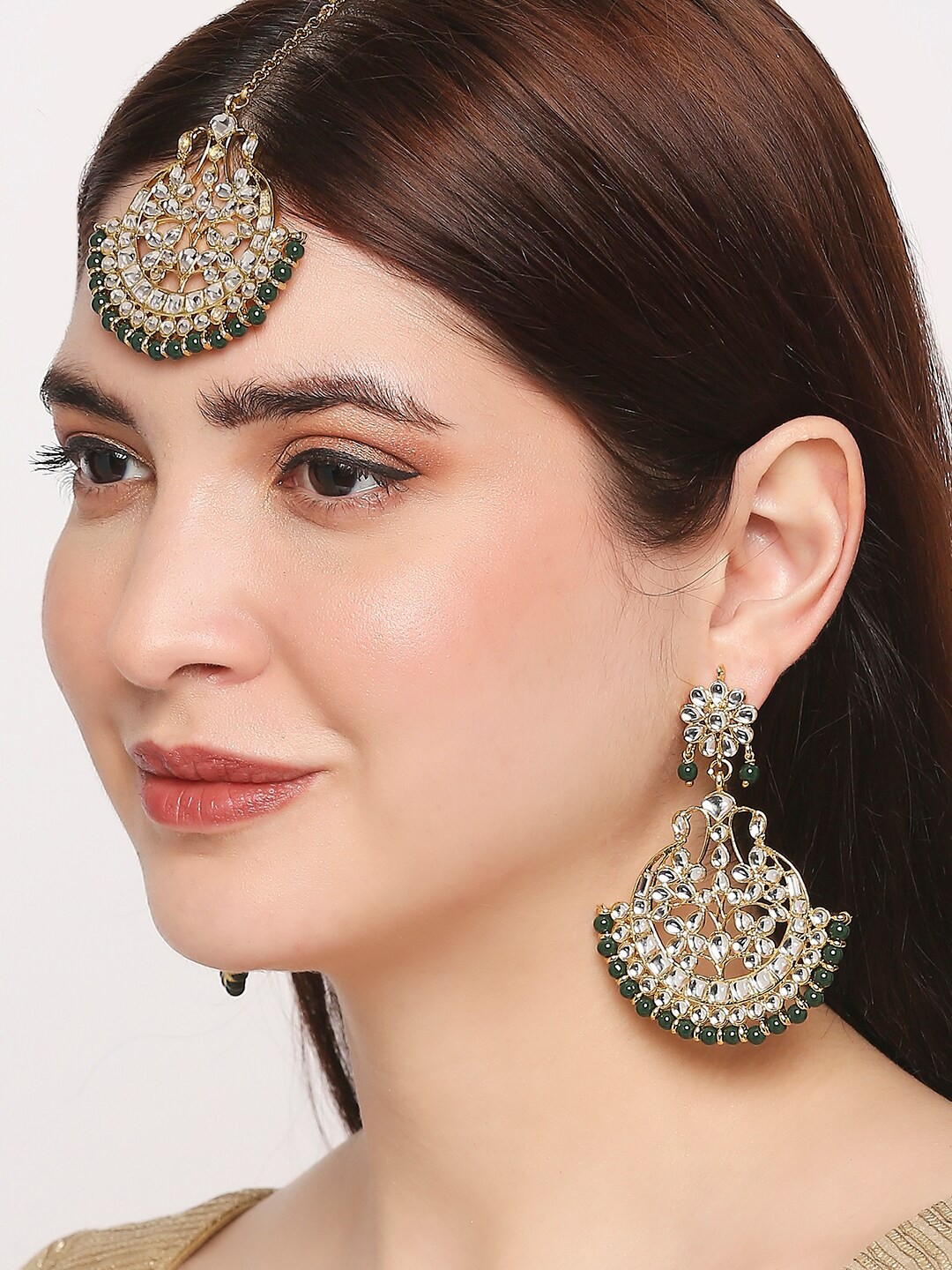 

OOMPH White & Green Kundan-Studded & Beaded Jadau Jewellery Set