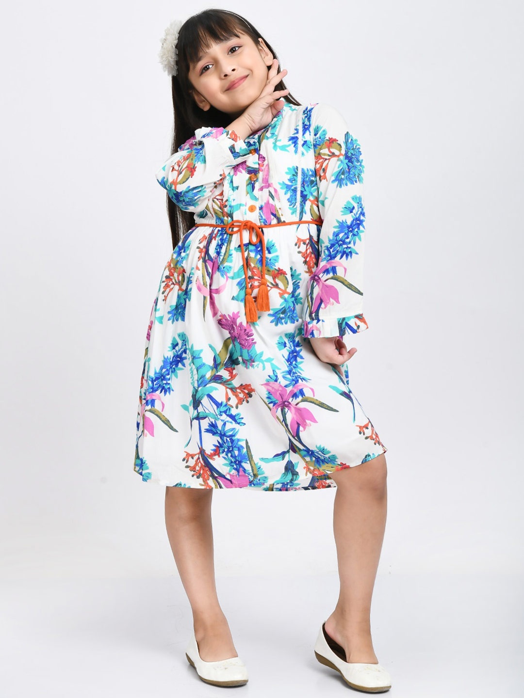 

Bella Moda Girls White & Blue Cotton Floral Tie-Up Neck Dress