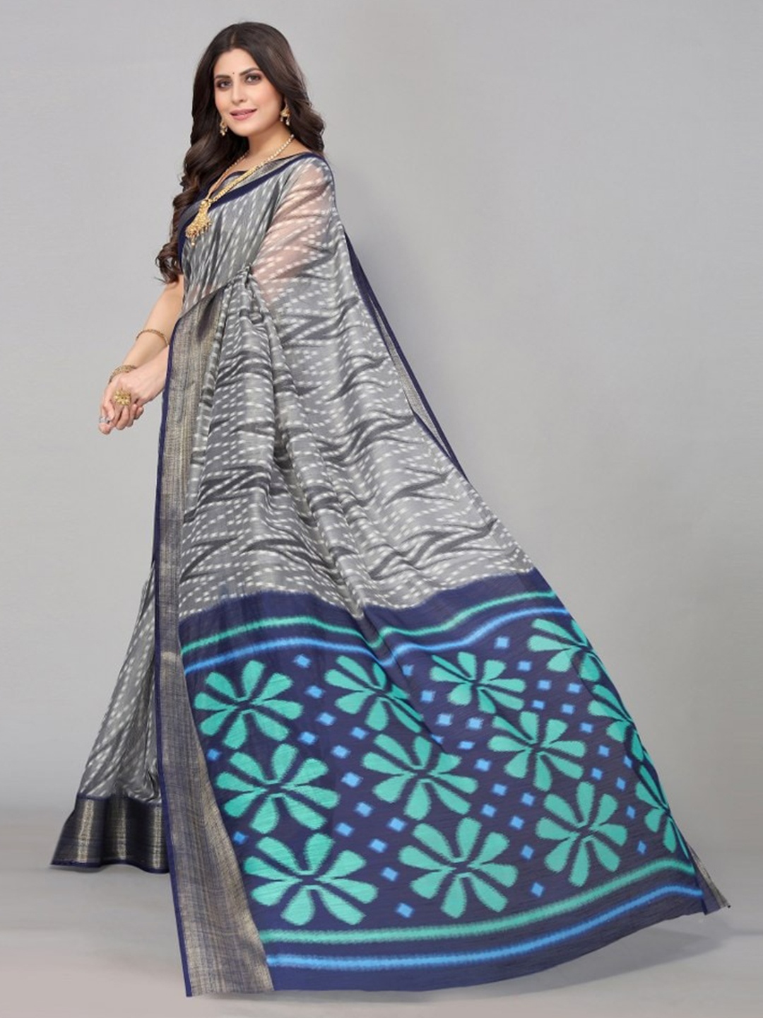 

KALINI Grey & Green Zari Geometric Printed Saree