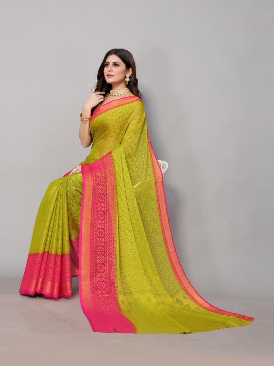 

KALINI Pink & Green Floral Printed Saree
