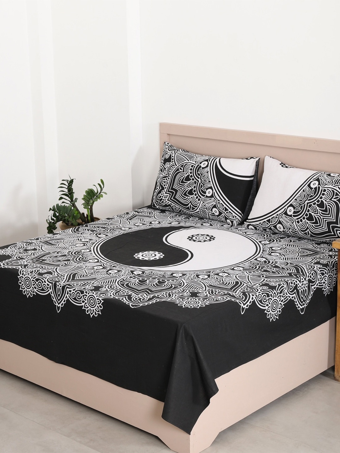 

HANDICRAFT PALACE Black & White Printed 144 TC Cotton Queen Bedsheet with 2 Pillow Covers