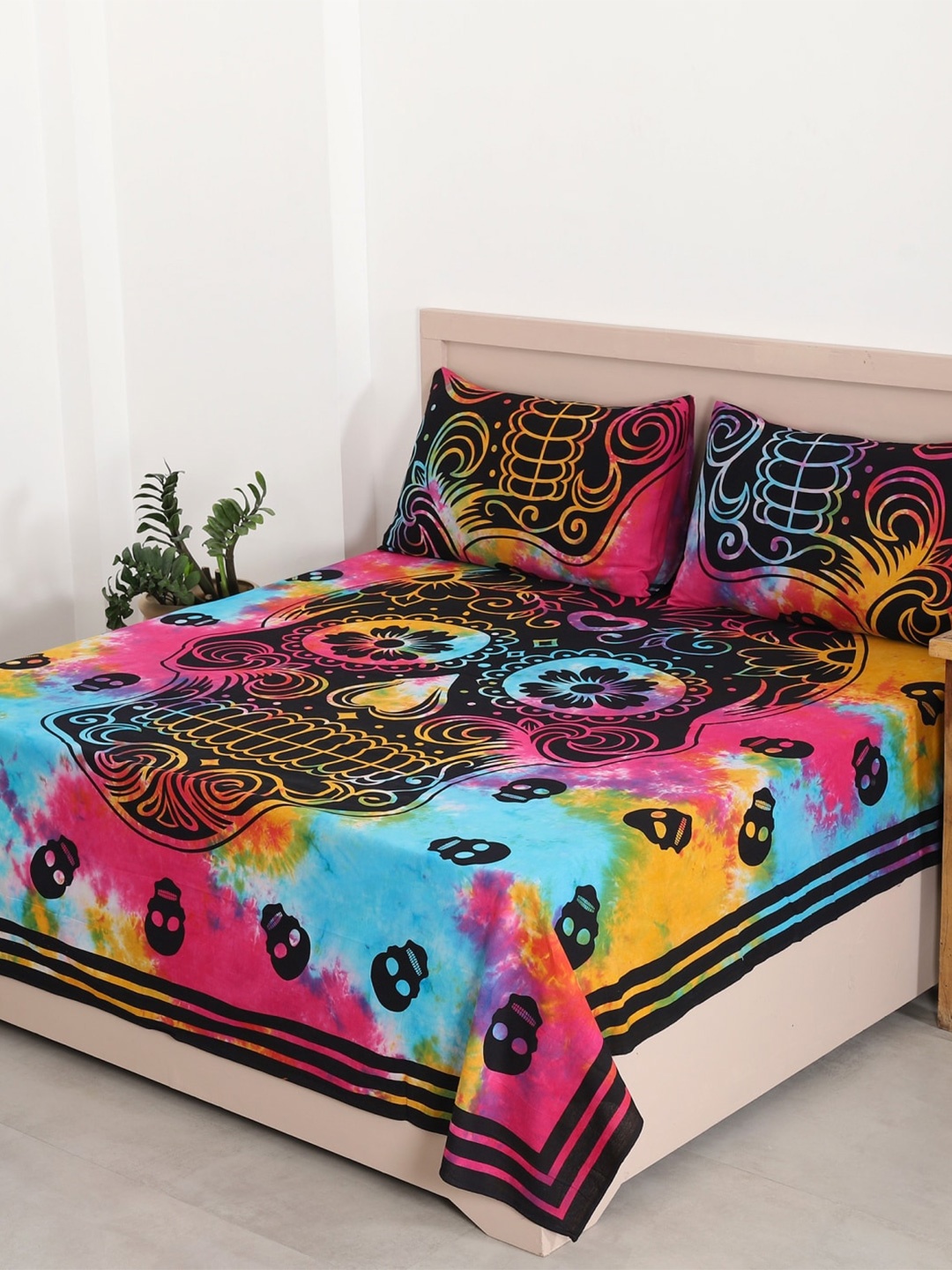 

HANDICRAFT PALACE Black & Pink Printed 144 TC Cotton Queen Bedsheet with 2 Pillow Covers