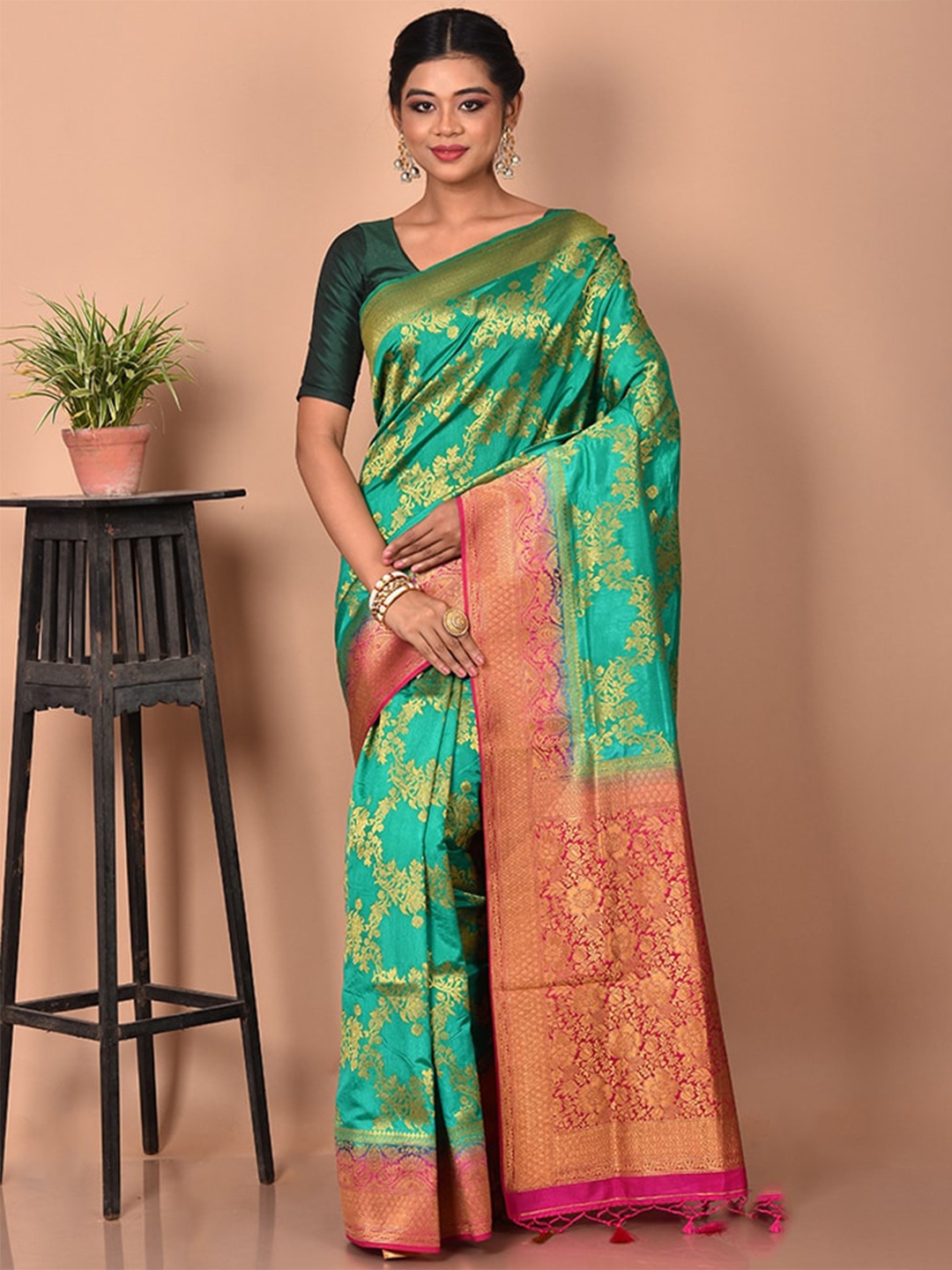 

AllSilks Green & Gold-Toned Woven Design Zari Silk Blend Saree