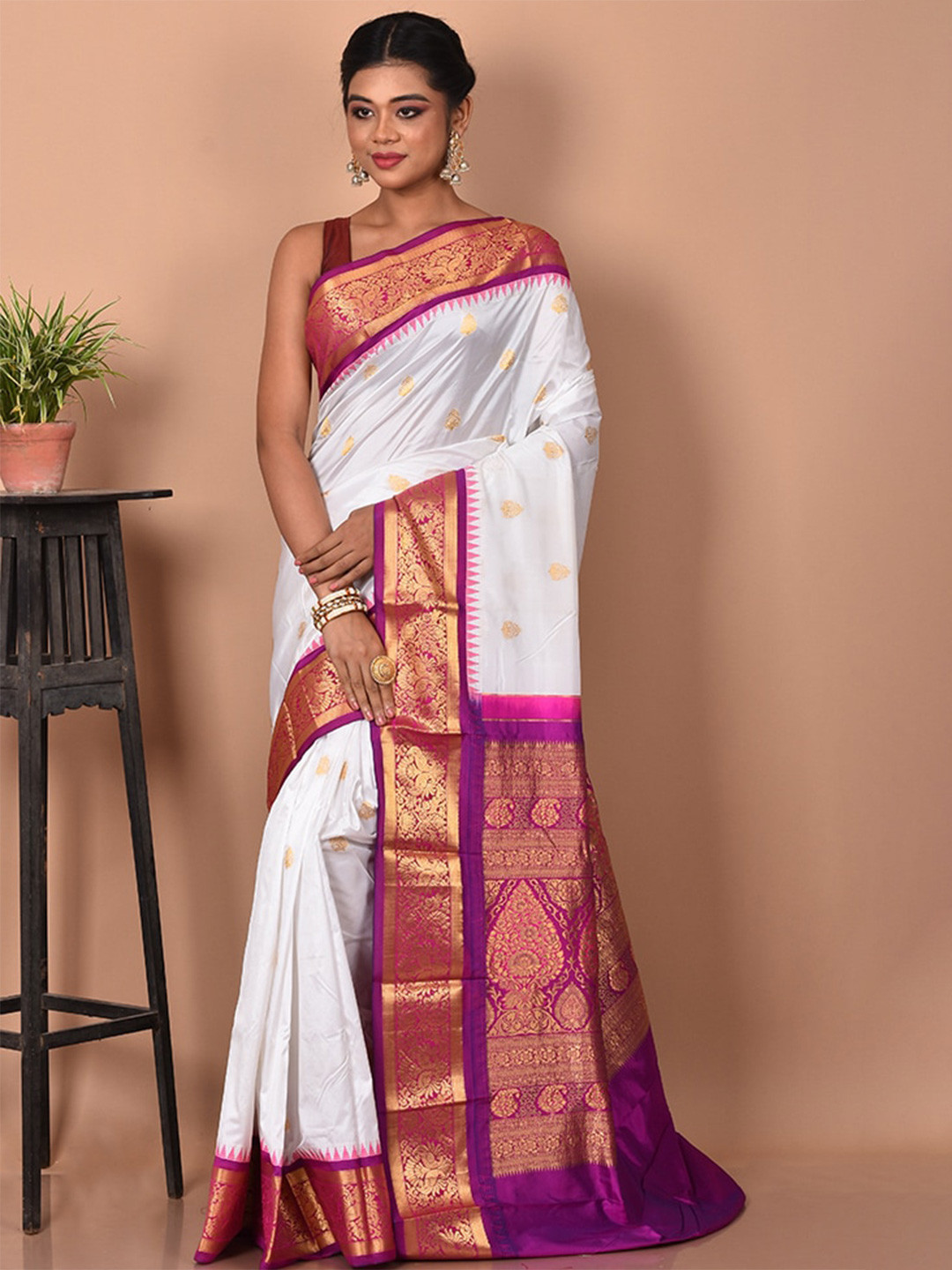 

AllSilks White & Gold-Toned Woven Design Zari Pure Silk Kanjeevaram Saree