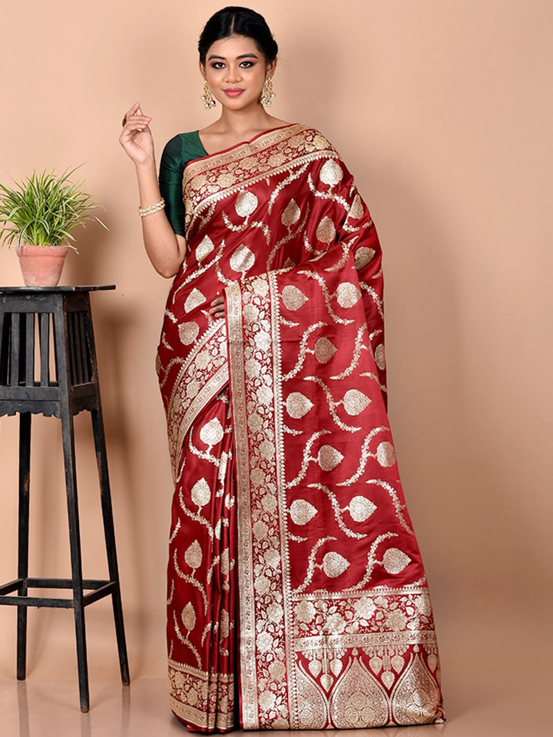 

AllSilks Red & Gold-Toned Woven Design Zari Silk Blend Banarasi Saree