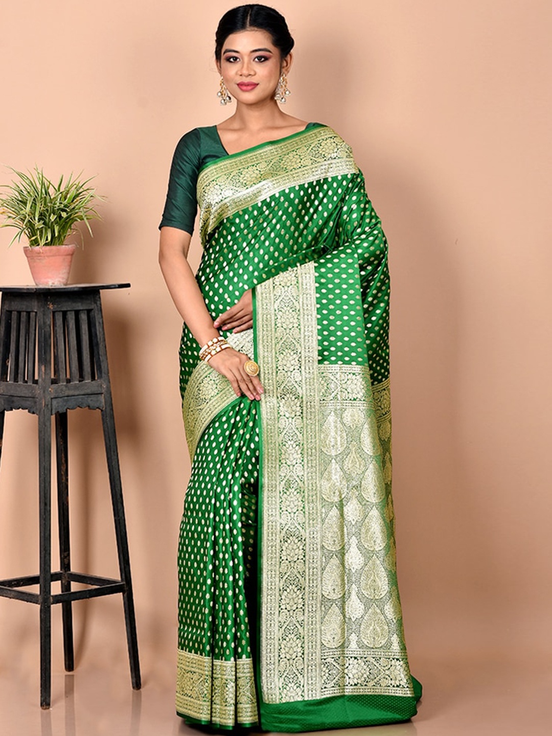 

AllSilks Green & Gold-Toned Woven Design Zari Silk Blend Banarasi Saree