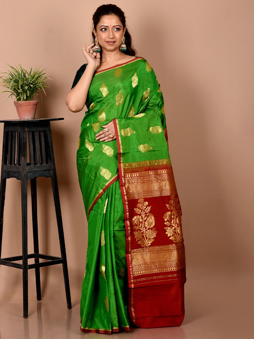 

AllSilks Green & Gold-Toned Woven Design Zari Silk Blend Kanjeevaram Saree