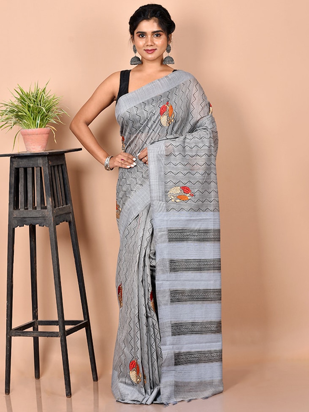 

AllSilks Grey & Gold-Toned Ethnic Motifs Embroidered Pure Cotton Saree