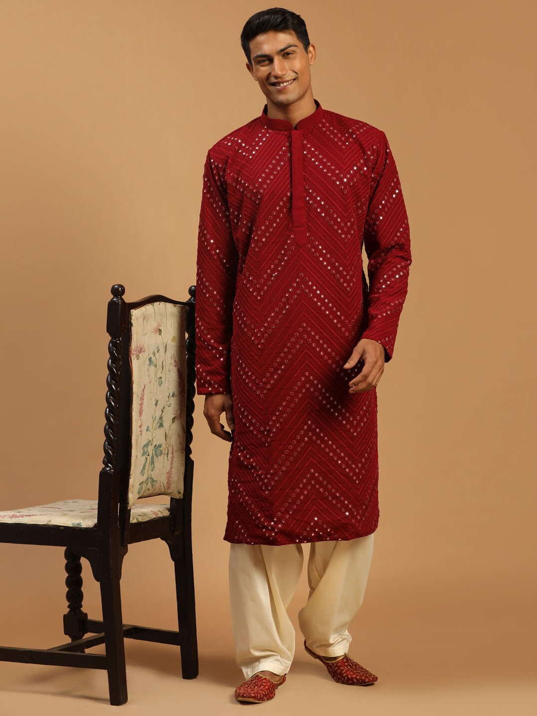 

VASTRAMAY Men Maroon Embroidered Mirror Work Kurta With Patiala