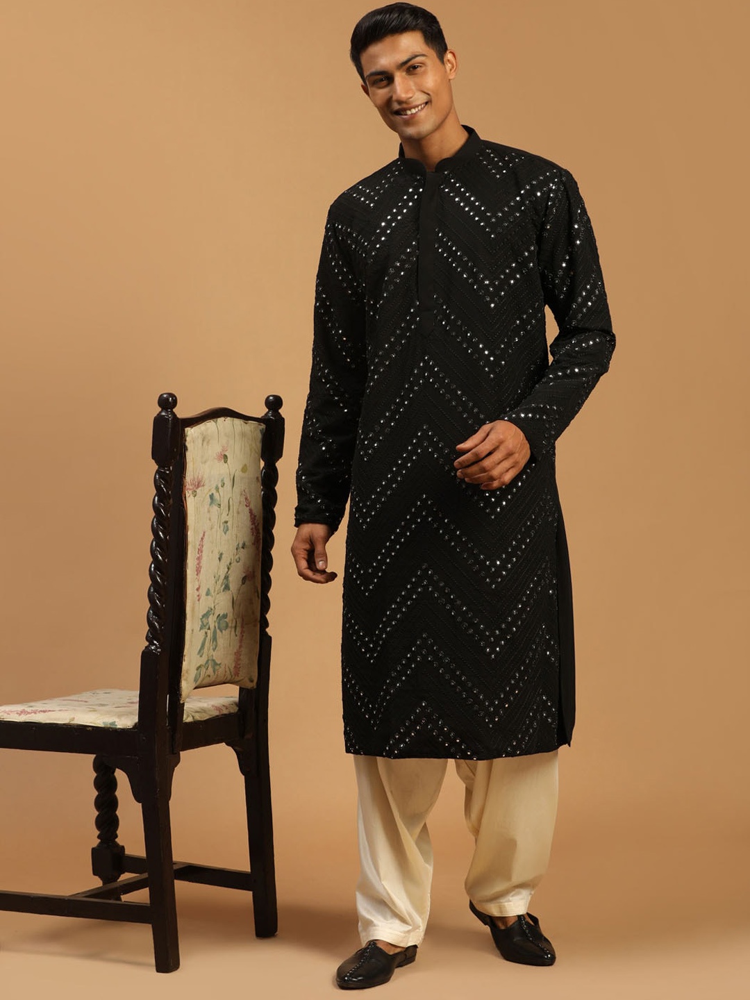 

VASTRAMAY Men Black Embroidered Mirror Work Kurta with Patiala