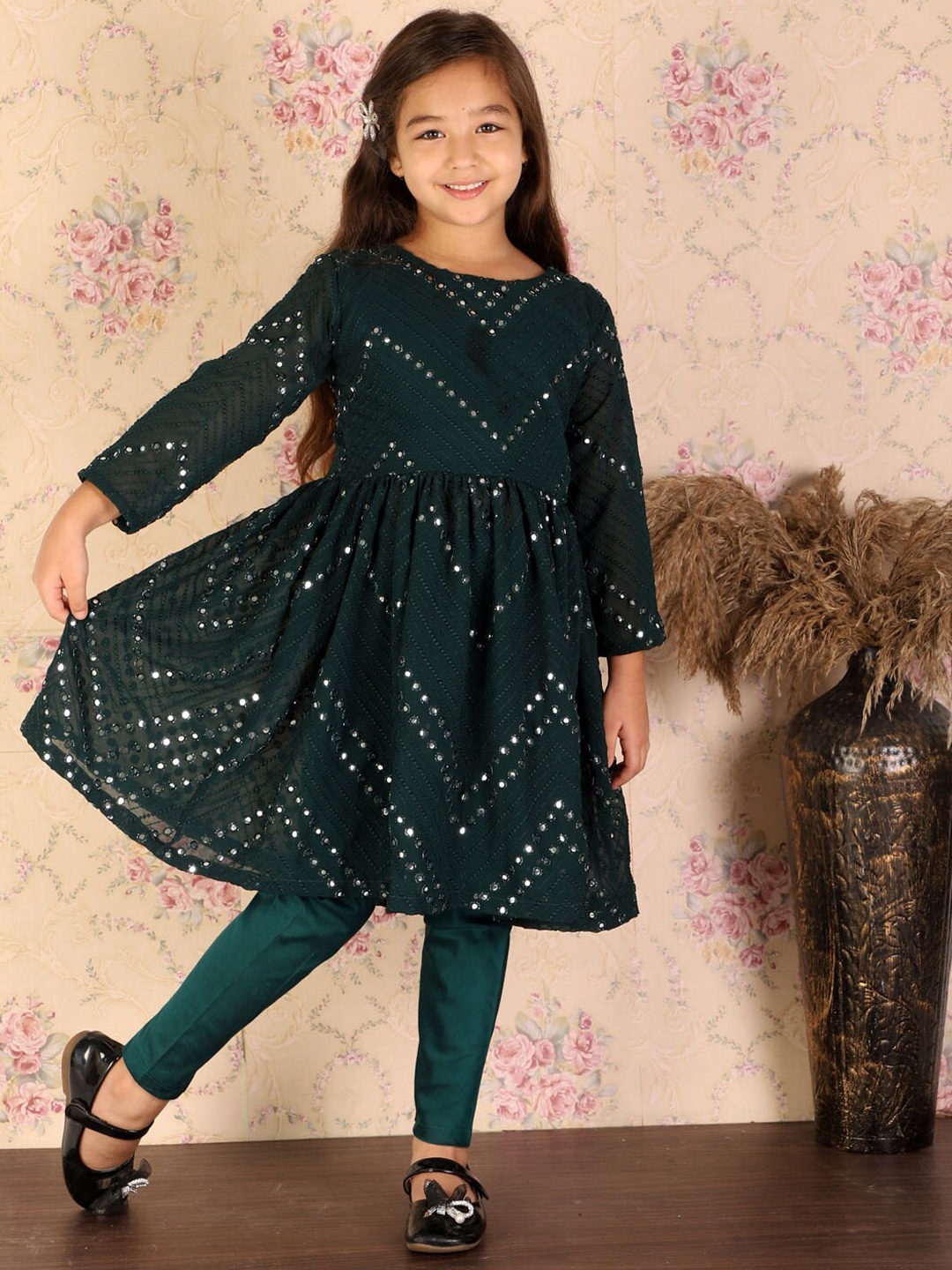 

VASTRAMAY Girls Green Embroidered Mirror Work Kurta With Churidar