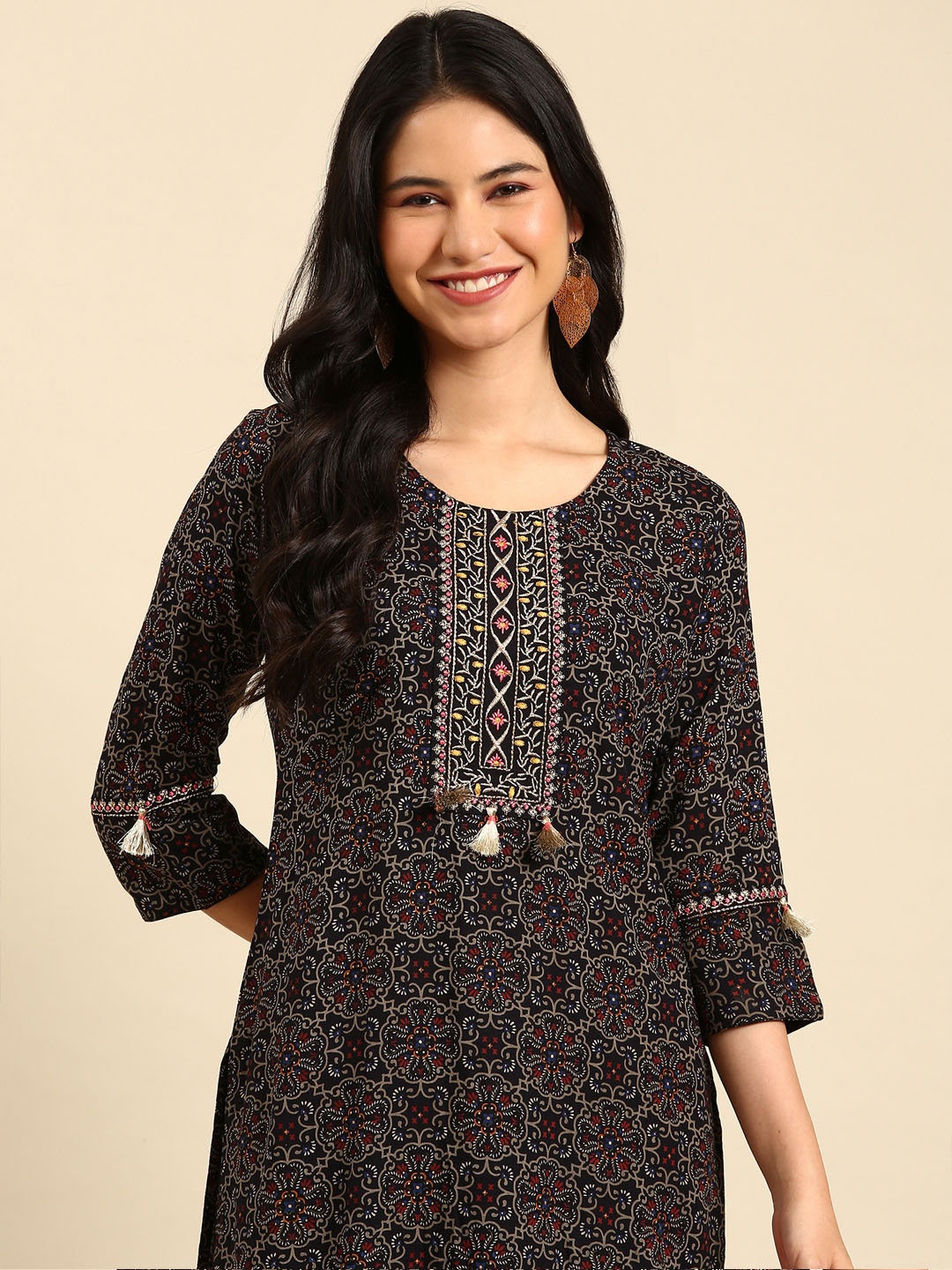 

SHOWOFF Women Black Floral Printed Thread Work Floral Cotton Kurta