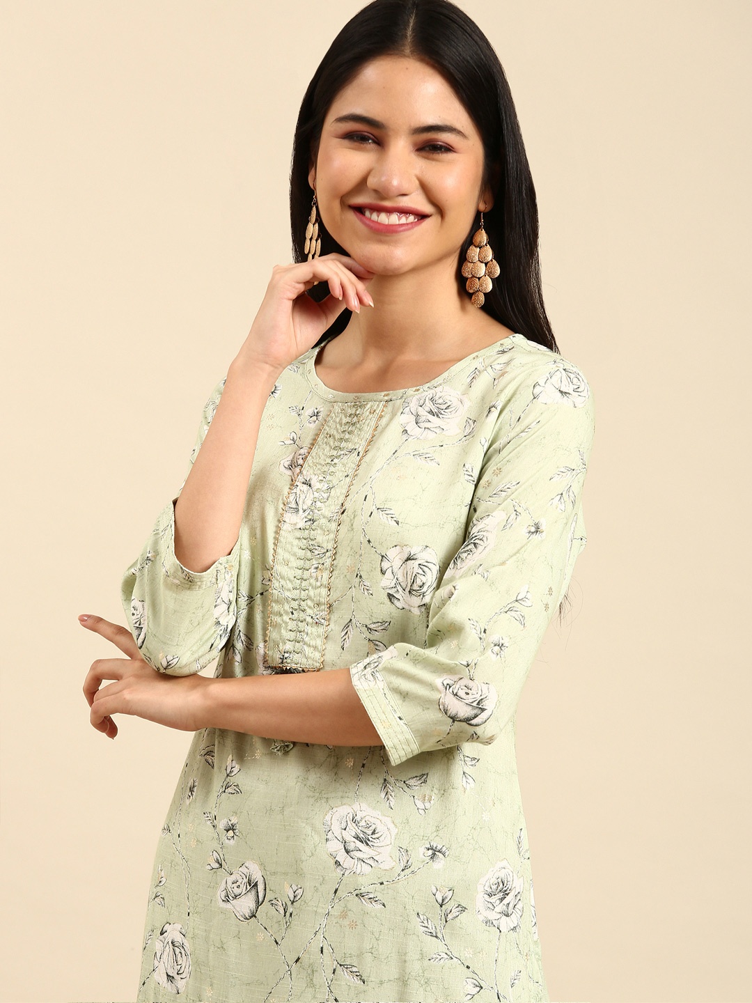 

SHOWOFF Green Floral Printed Thread Work Floral Cotton Kurta
