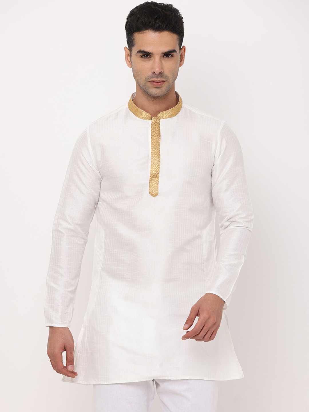 

NIRVAAN Men White Mandarin Collar Kurta