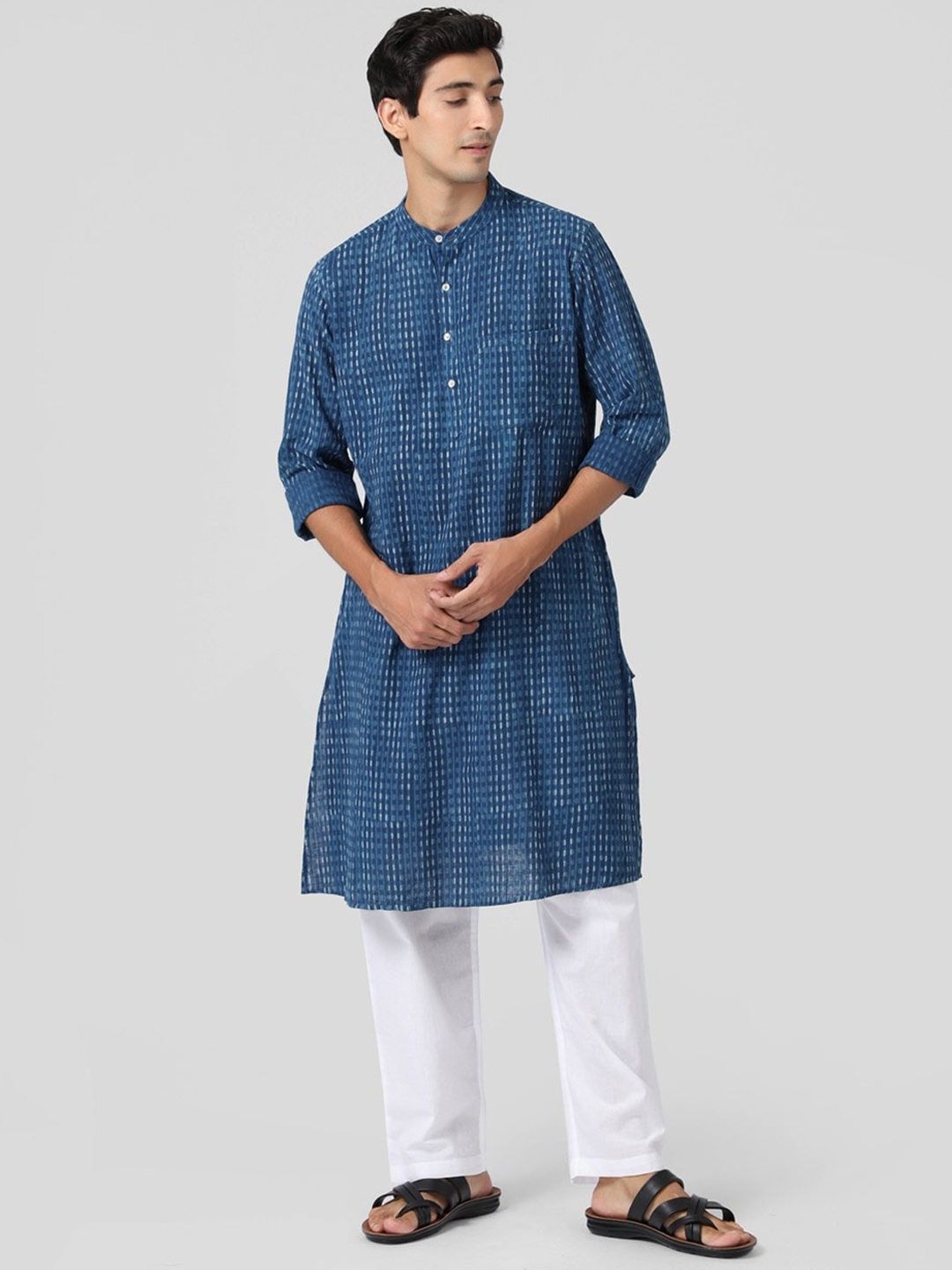 

Fabindia Men Blue & White Mandarin Collar Cotton Kurta