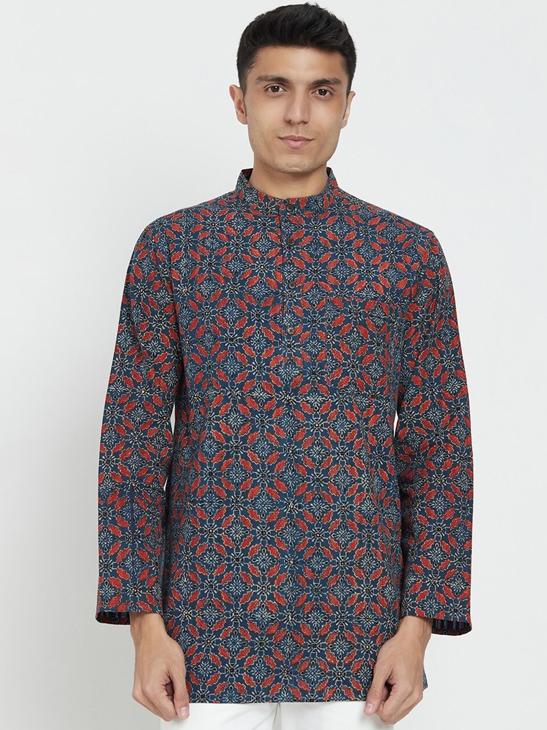 

Fabindia Men Blue Geometric Embroidered Thread Work Kurta