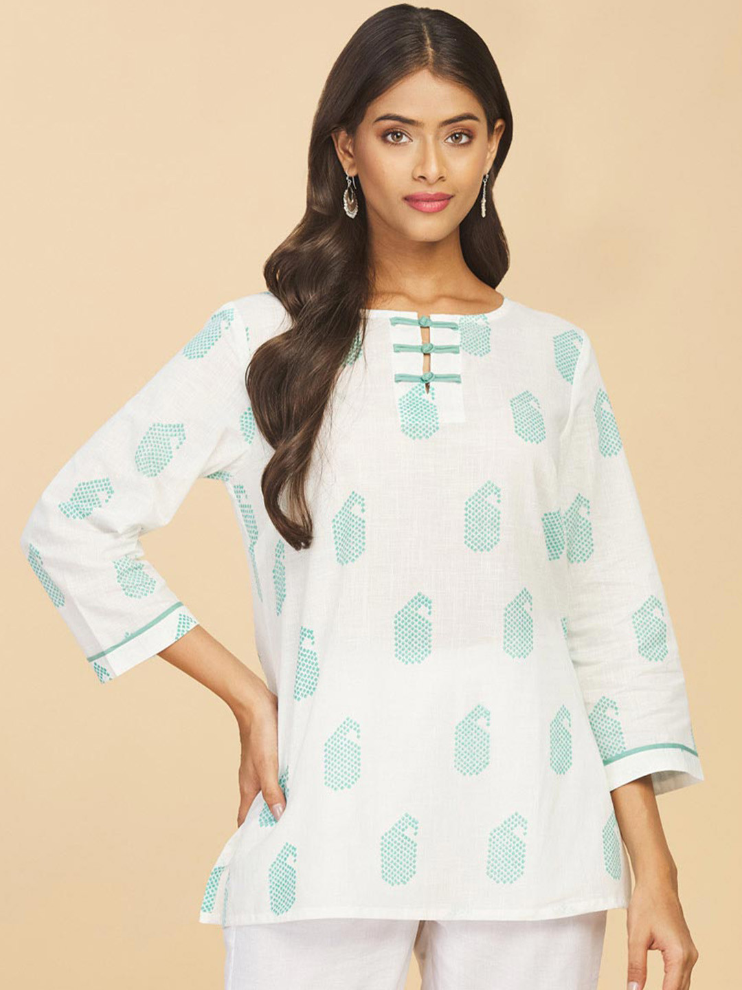 

Fabindia White & Green Paisley Embroidered Flared Sleeves Thread Work White Romance Kurta