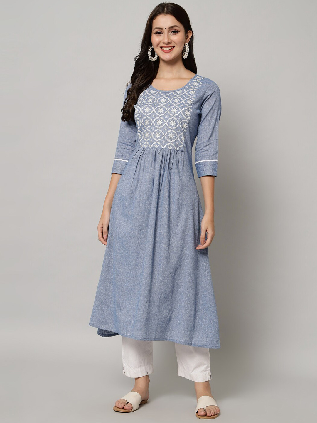 

VASTRAMANIAA Floral Embroidered Thread Work Cotton Kurta, Blue