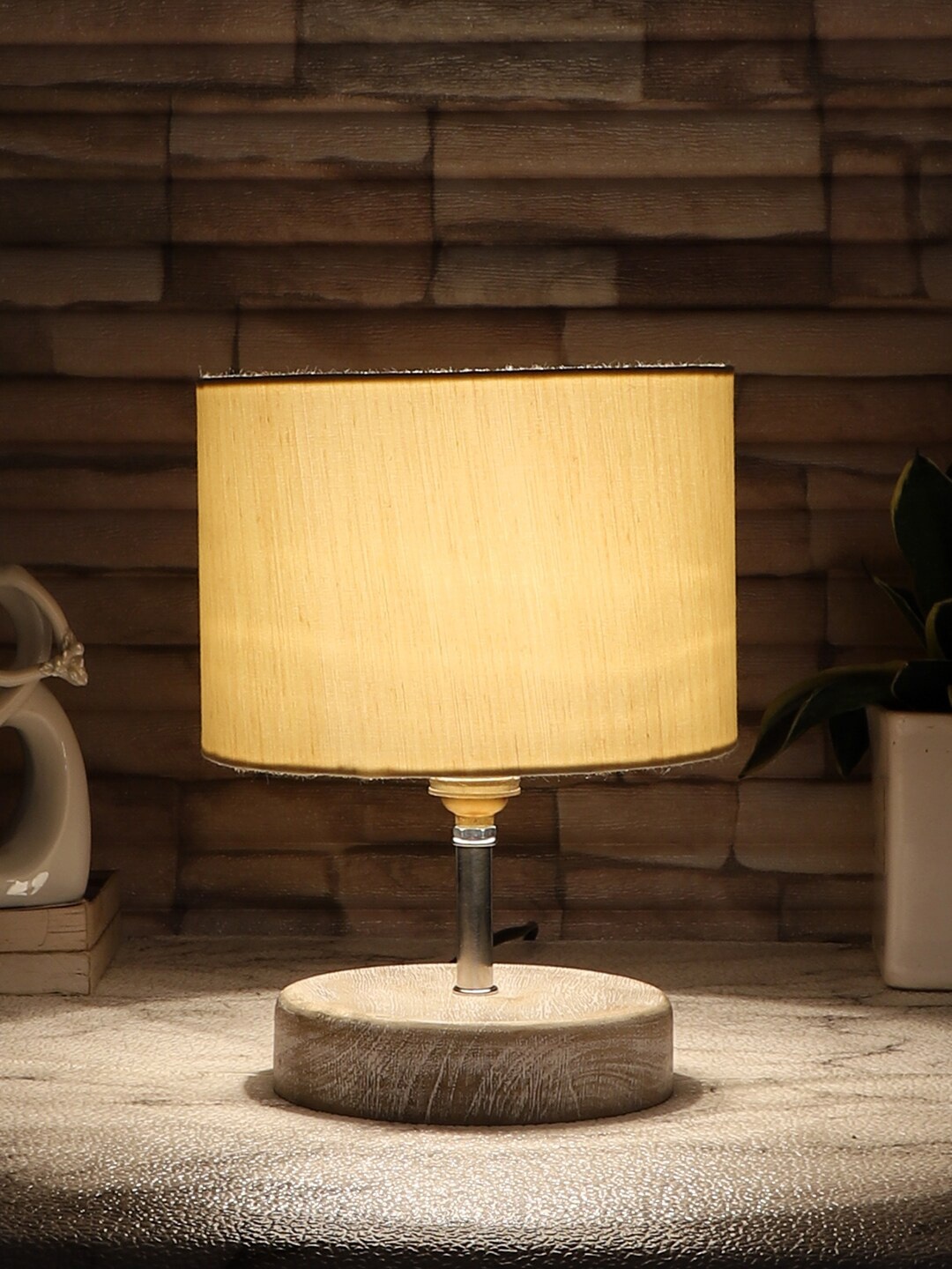 

Devansh Off White Cylindrical Table Lamp