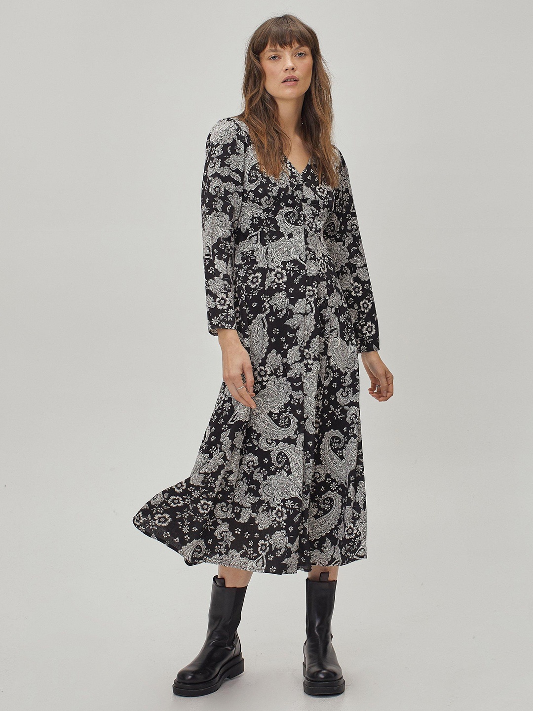 

NASTY GAL Black & Grey Floral Print Midi Dress