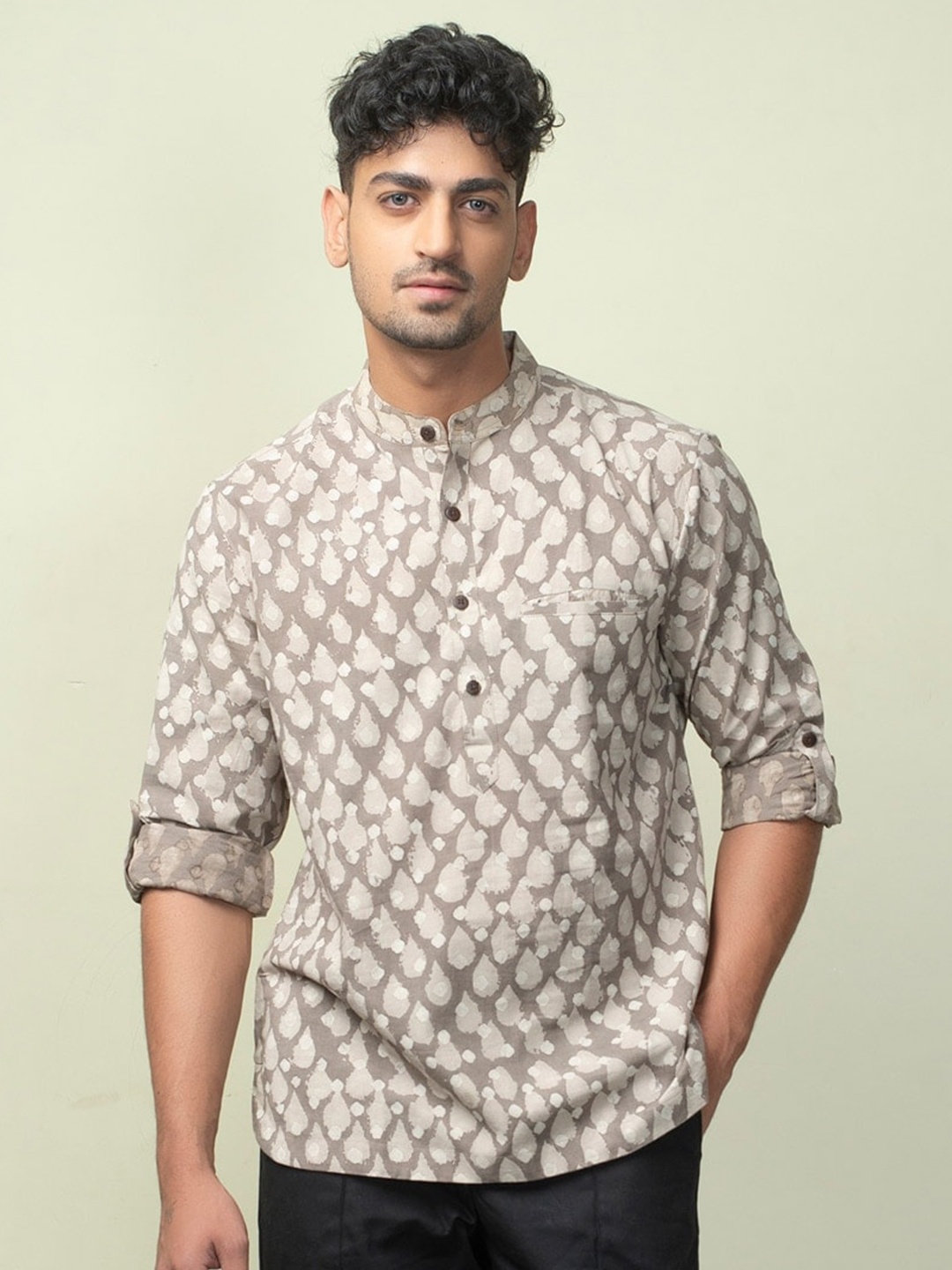 

Fabindia Men Off White Cotton Slim Fit Printed Casual Shirt