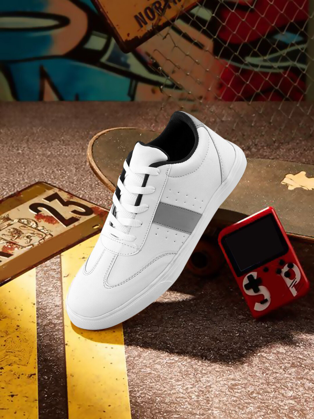 

mr.wonker Men White Colourblocked Sneakers