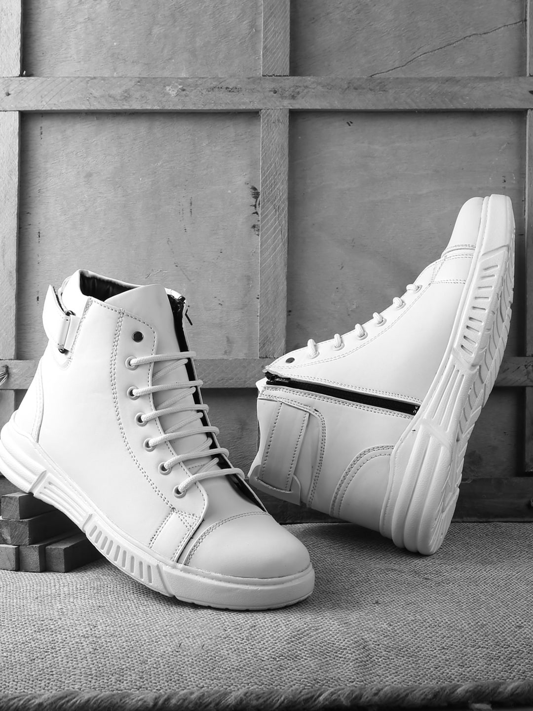 

mr.wonker Men White High-Top Sneakers