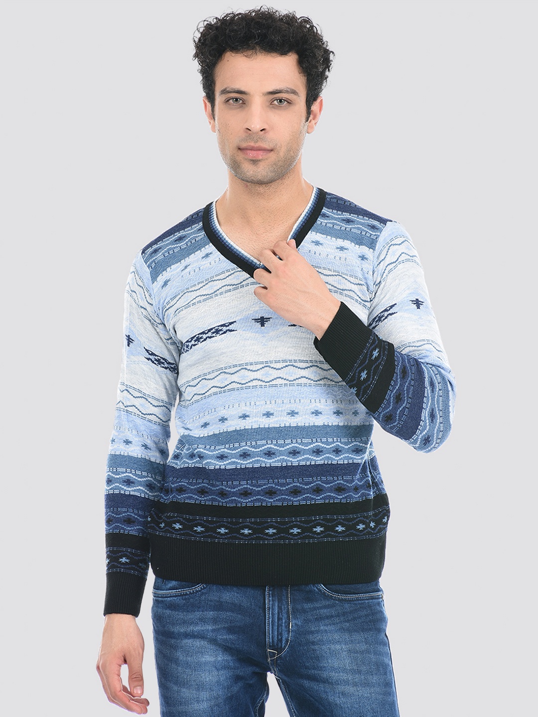 

Cloak & Decker by Monte Carlo Men Blue & Navy Blue Acrylic Pullover Sweater