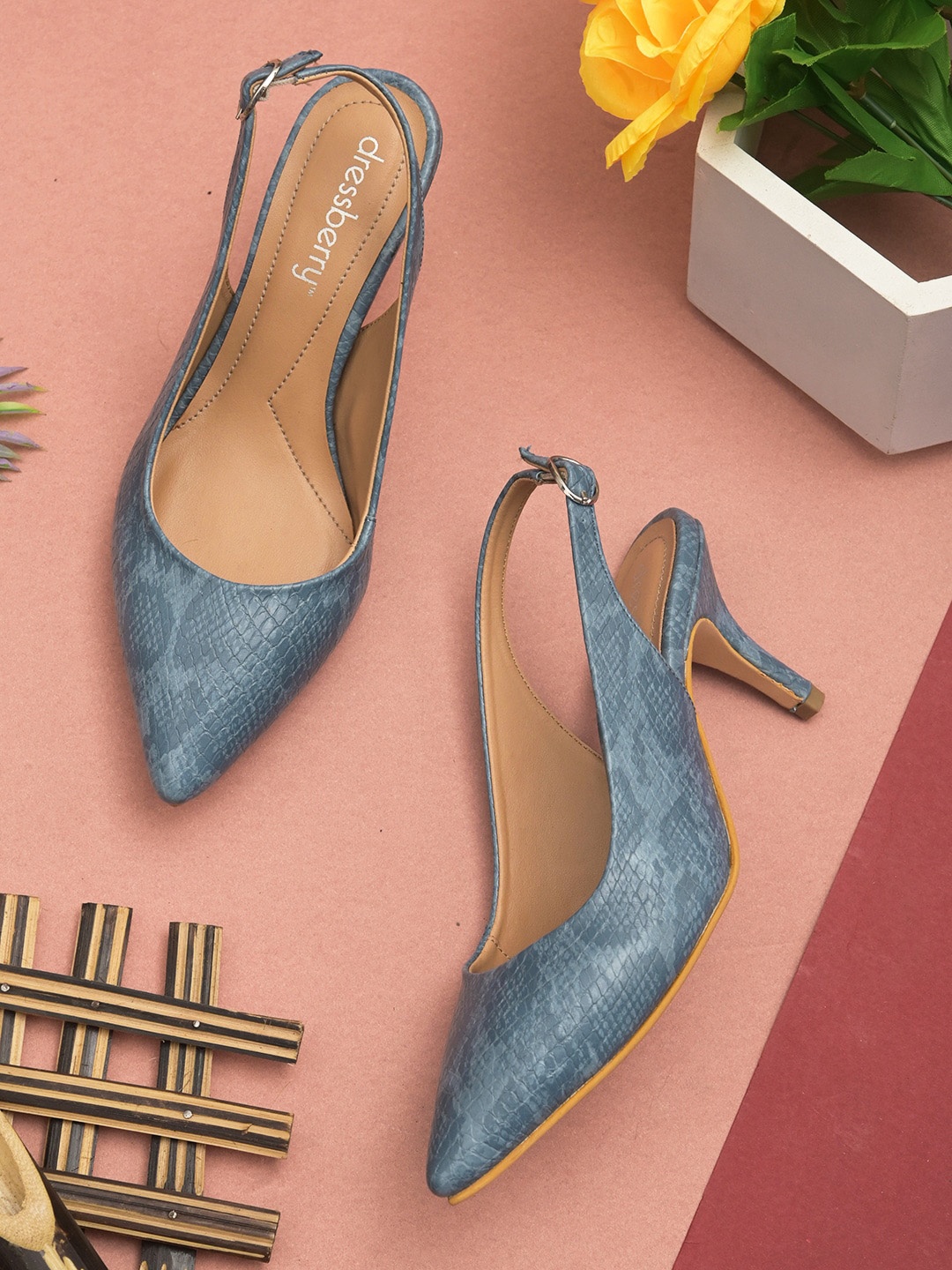 

DressBerry Grey Printed PU Kitten Pumps