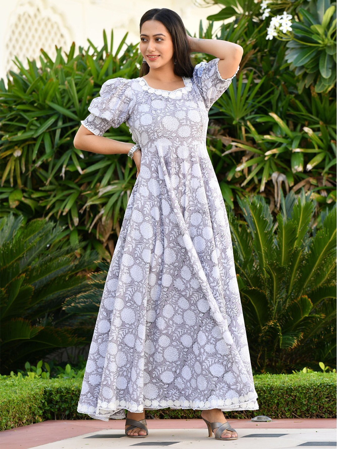 

Aaheli Grey & White Floral Printed Puff Sleeves Fit & Flare Cotton Dress