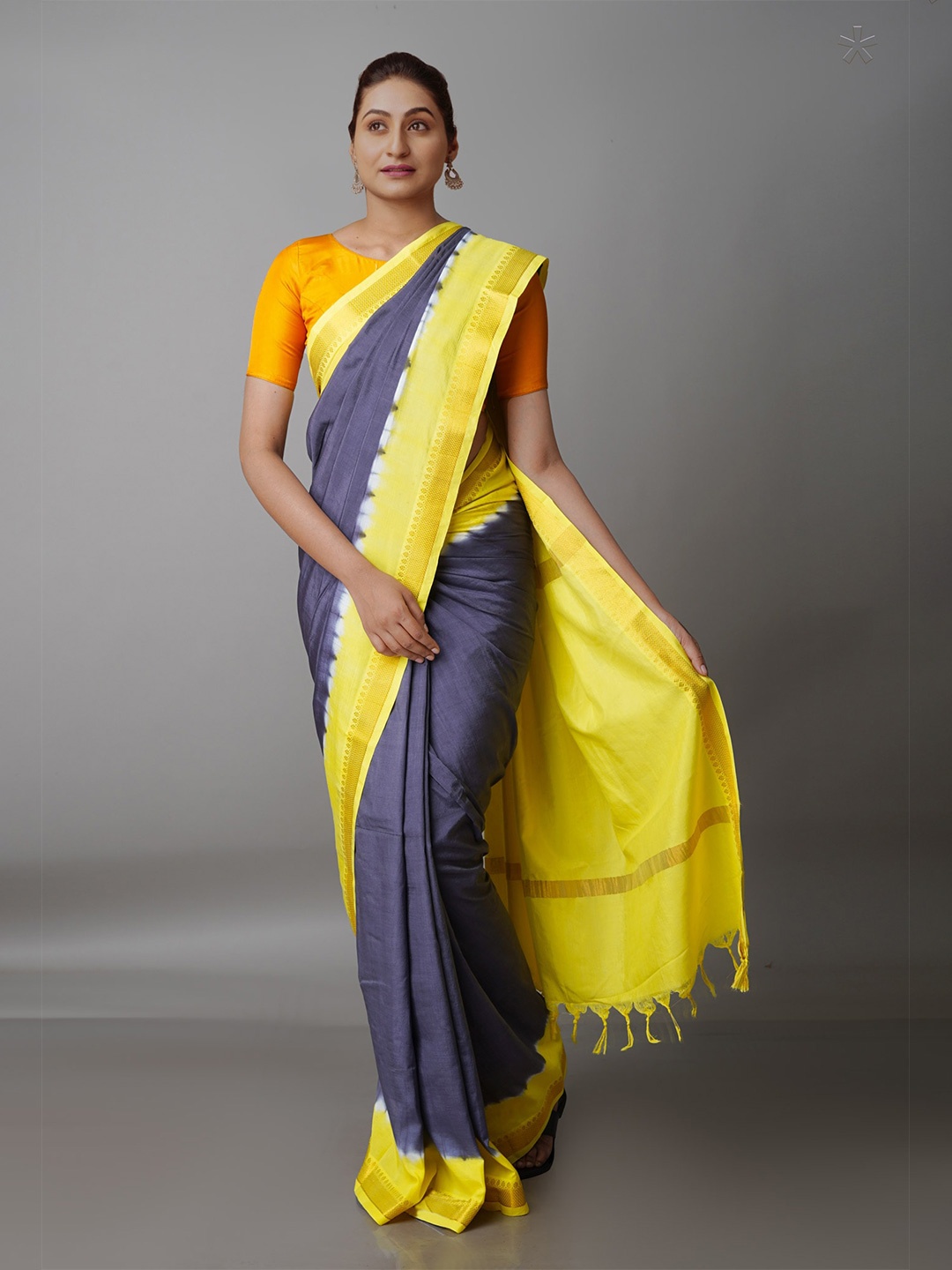 

Unnati Silks Grey & Green Silk Blend Mangalagiri Saree