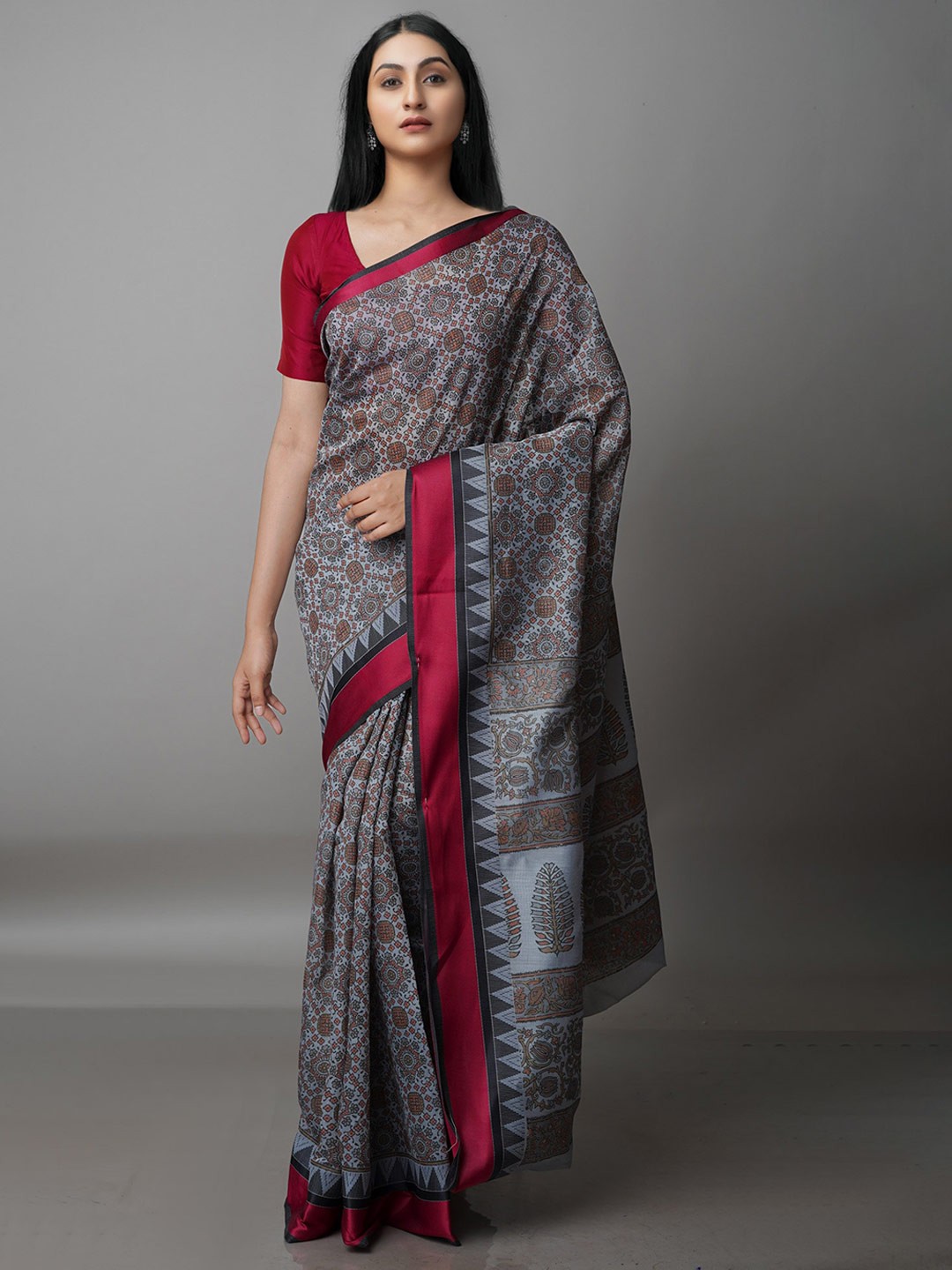 

Unnati Silks Grey & Red Ethnic Motifs Silk Cotton Chanderi Saree