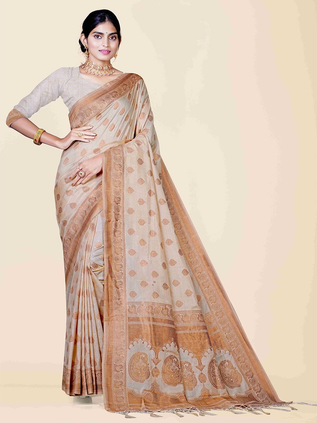 

KAJREE Cream-Coloured & Gold-Toned Woven Design Zari Silk Blend Saree