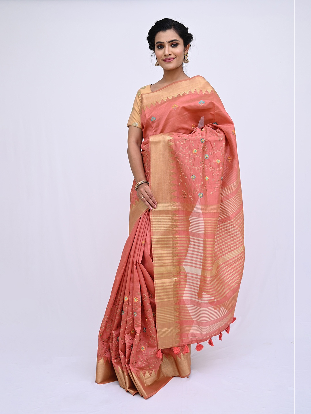 

KAJREE Peach-Coloured & Gold-Toned Floral Zari Pure Linen Tussar Saree