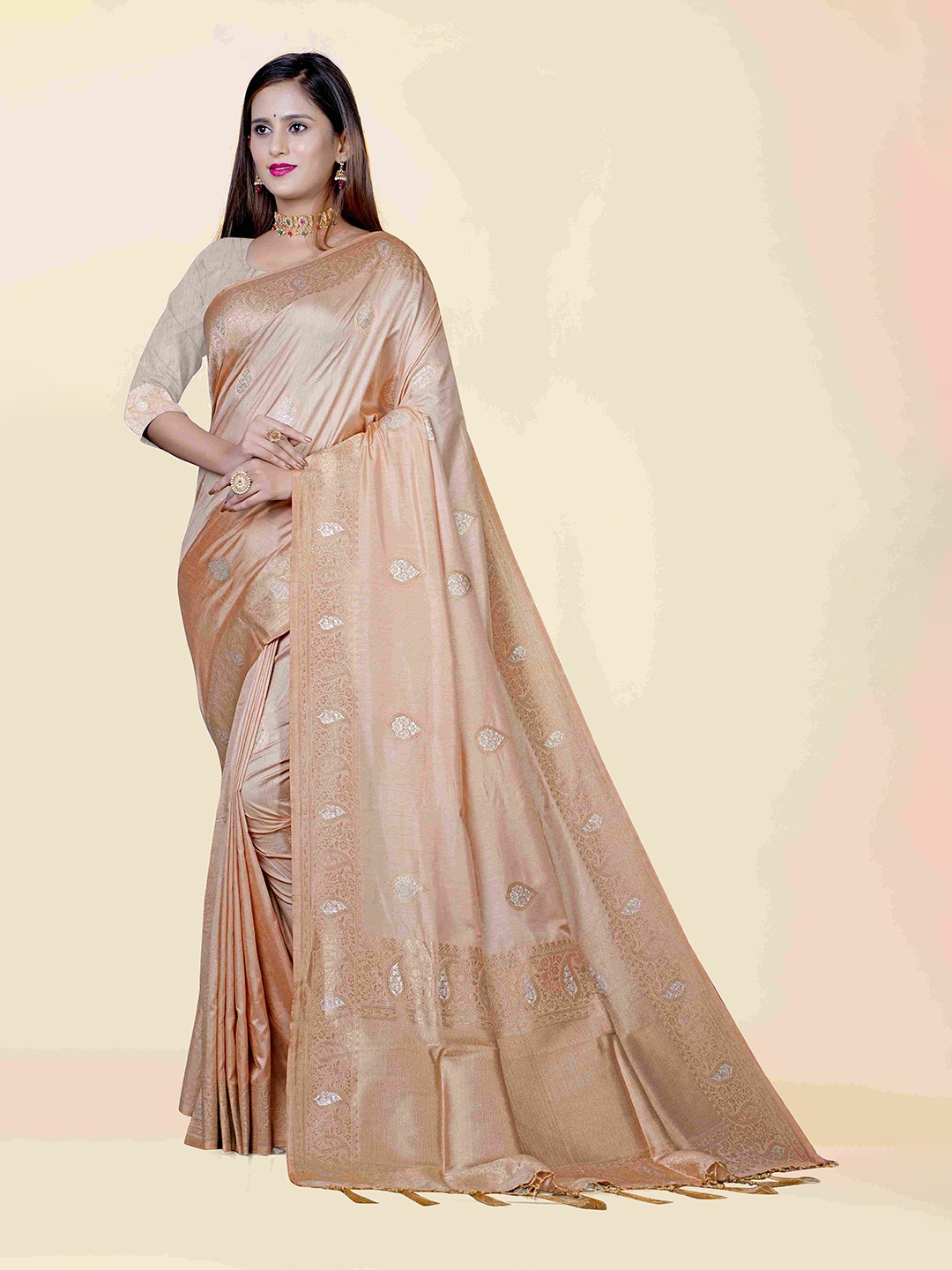 

KAJREE Cream-Coloured & Silver-Toned Woven Design Zari Silk Blend Uppada Saree