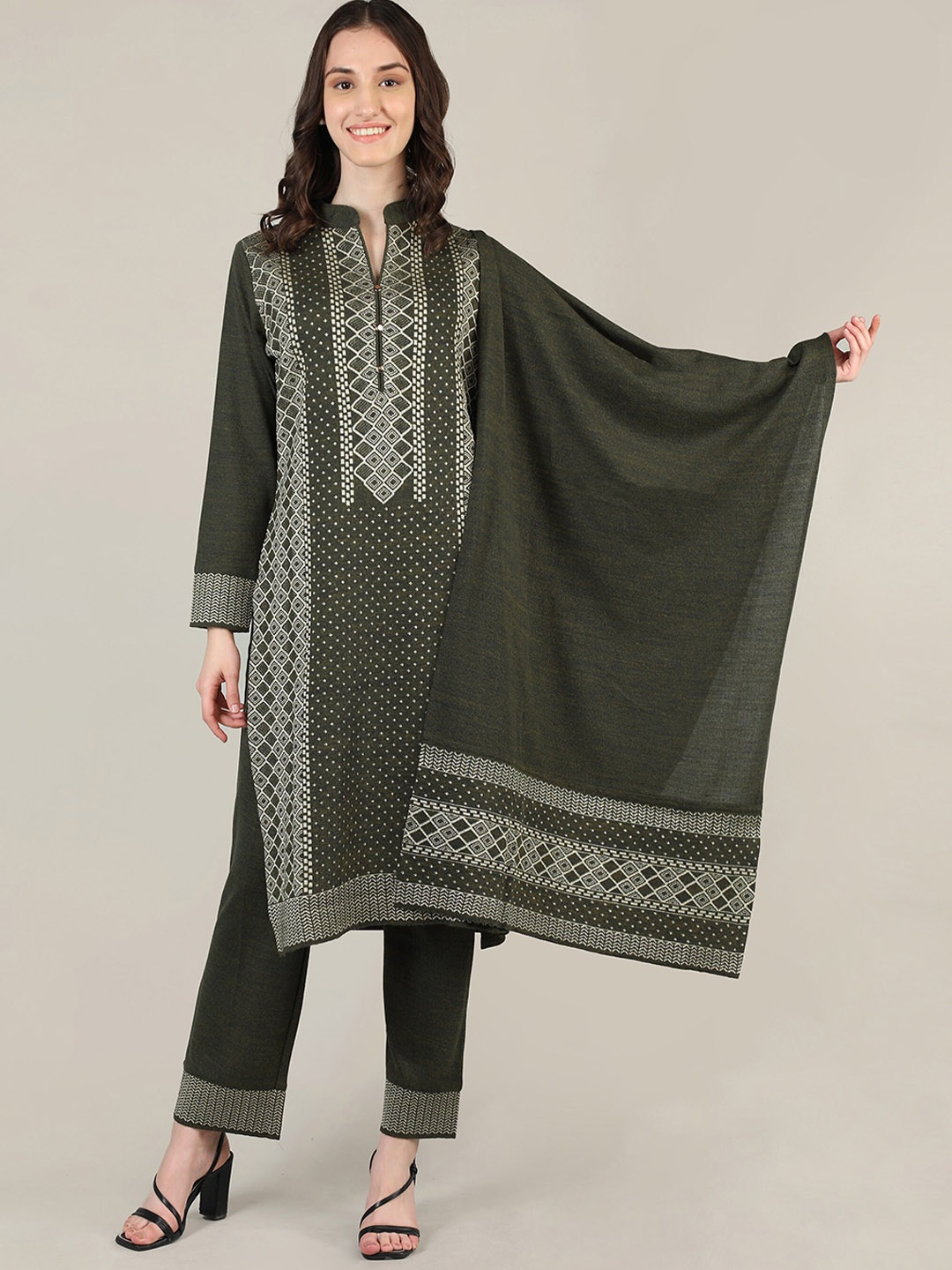 

MIKHAD Women Olive Green Ethnic Motifs Printed Kurta with Trousers