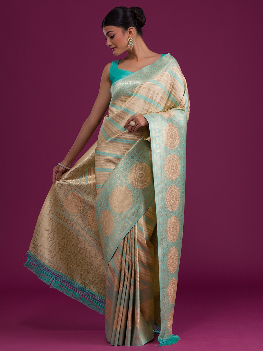 

Koskii Green & Peach-Coloured Woven Design Zari Art Silk Banarasi Saree