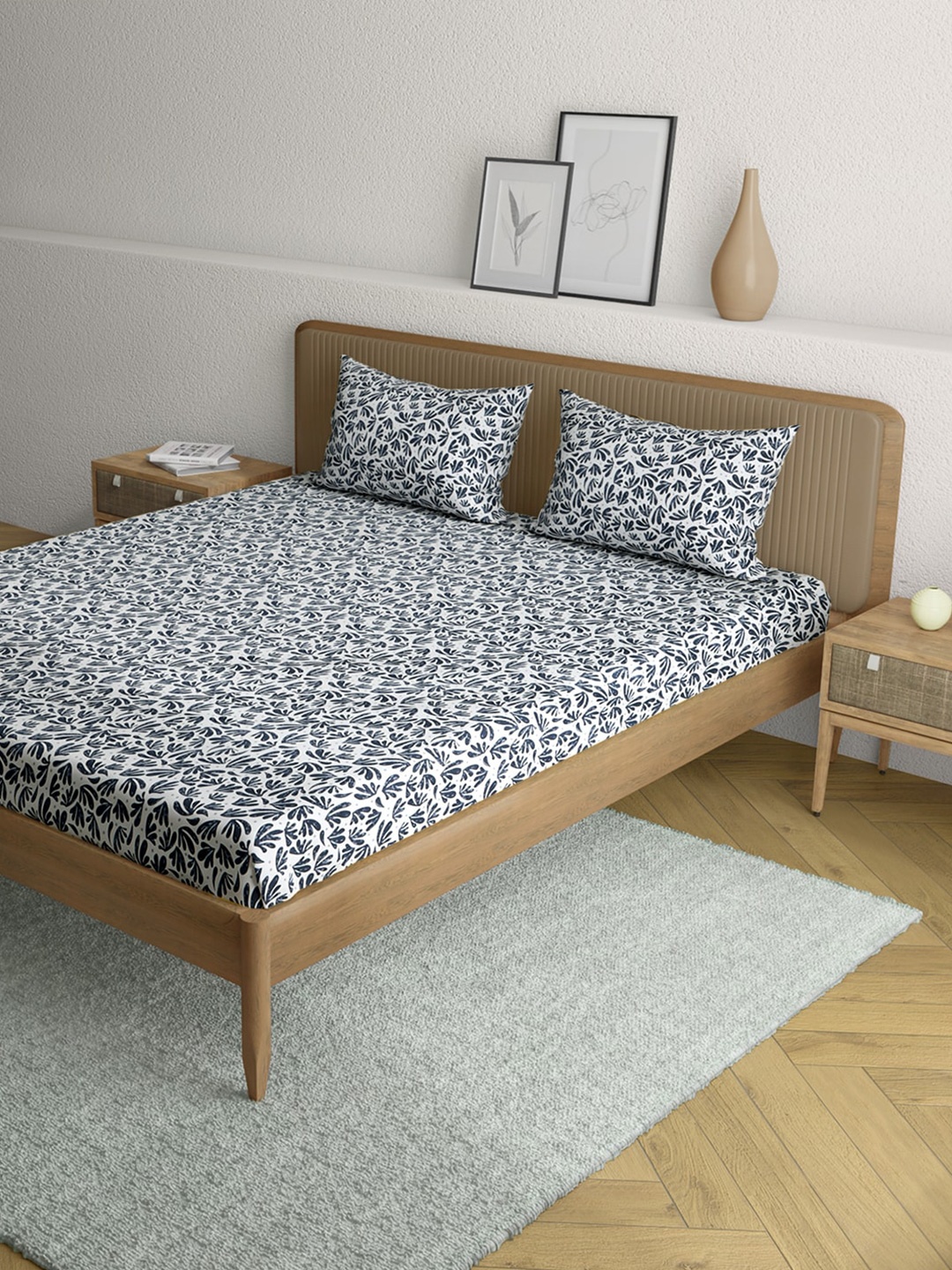 

Anaqa by Pantaloons Navy Blue Floral 144 TC King Bedsheet with 2 Pillow Covers
