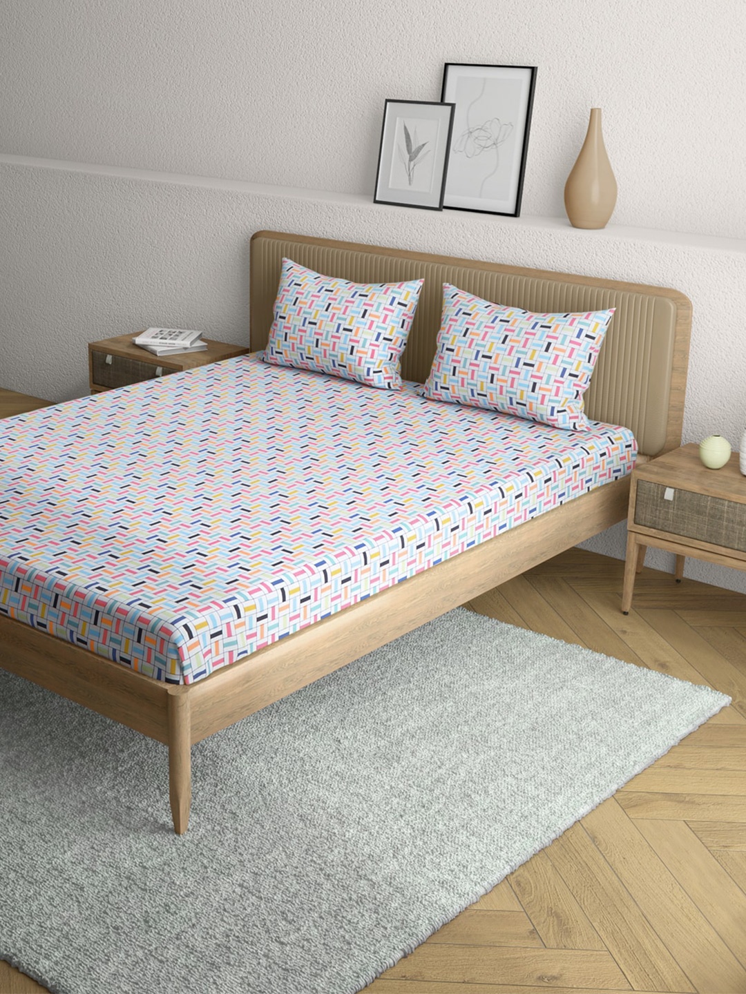 

Anaqa by Pantaloons White & Pink Geometric 144 TC Queen Bedsheet with 2 Pillow Covers