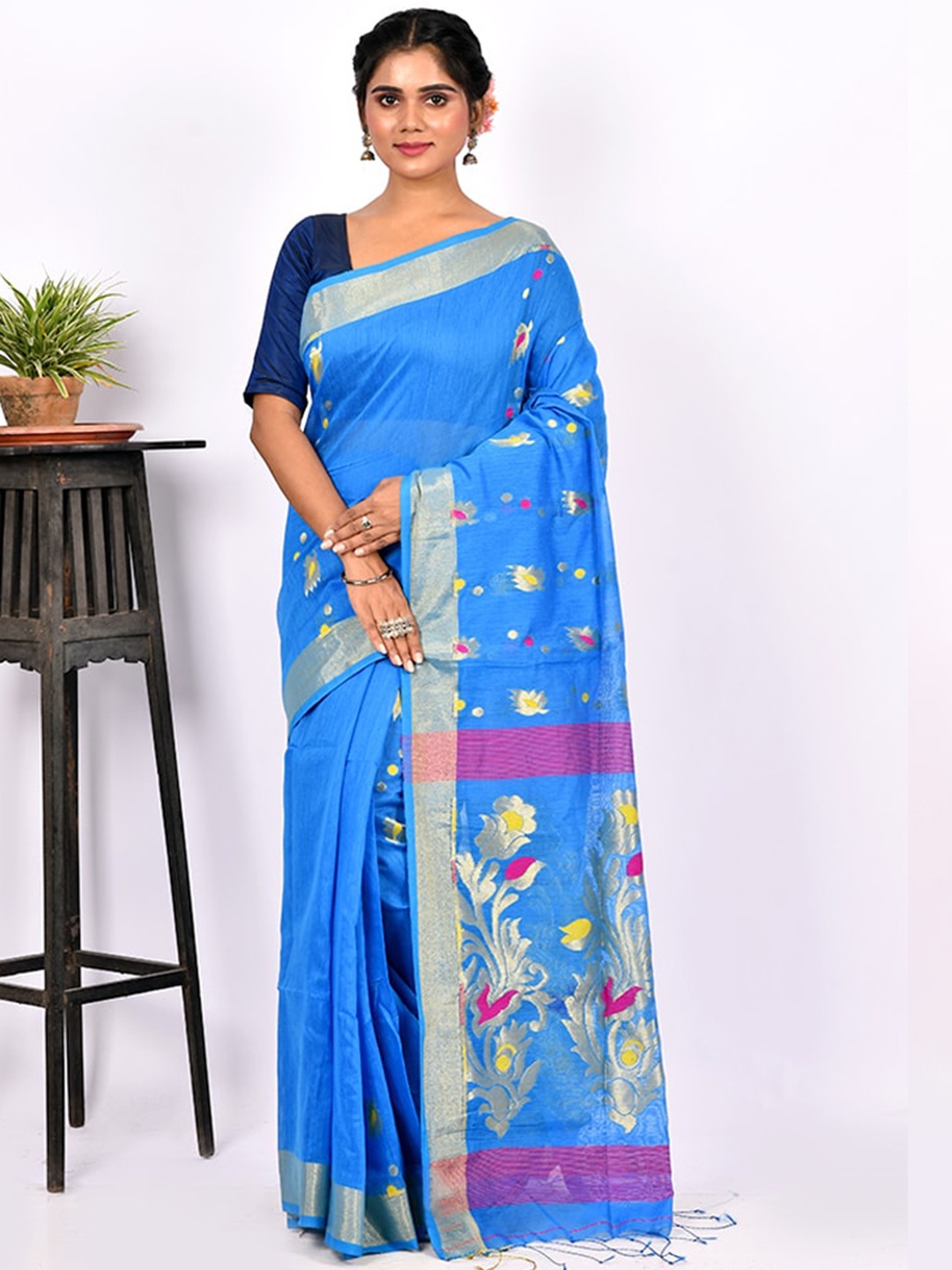 

AllSilks Blue & Gold-Toned Floral Zari Silk Blend Saree