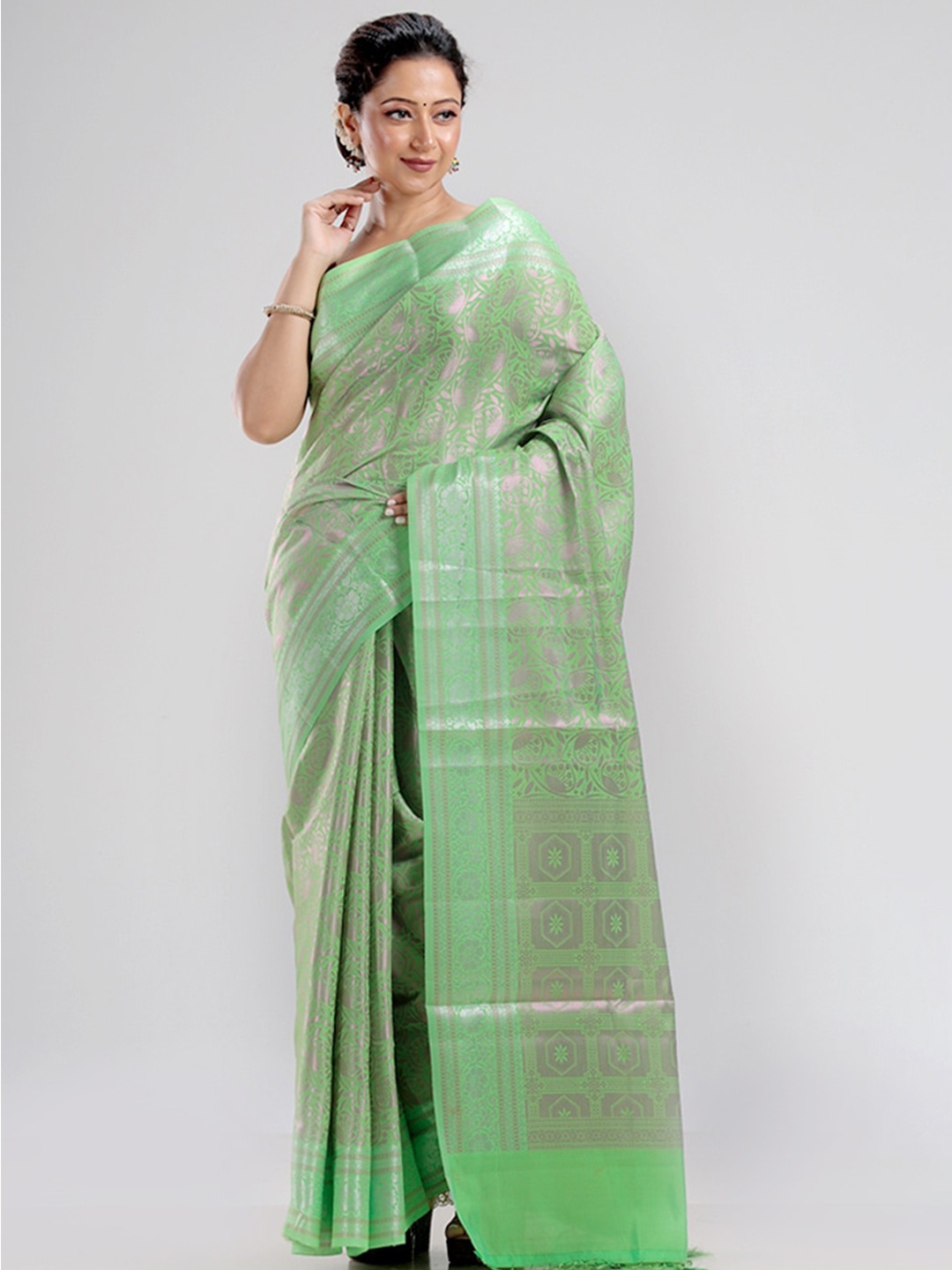 

AllSilks Green & Silver-Toned Floral Zari Silk Blend Saree
