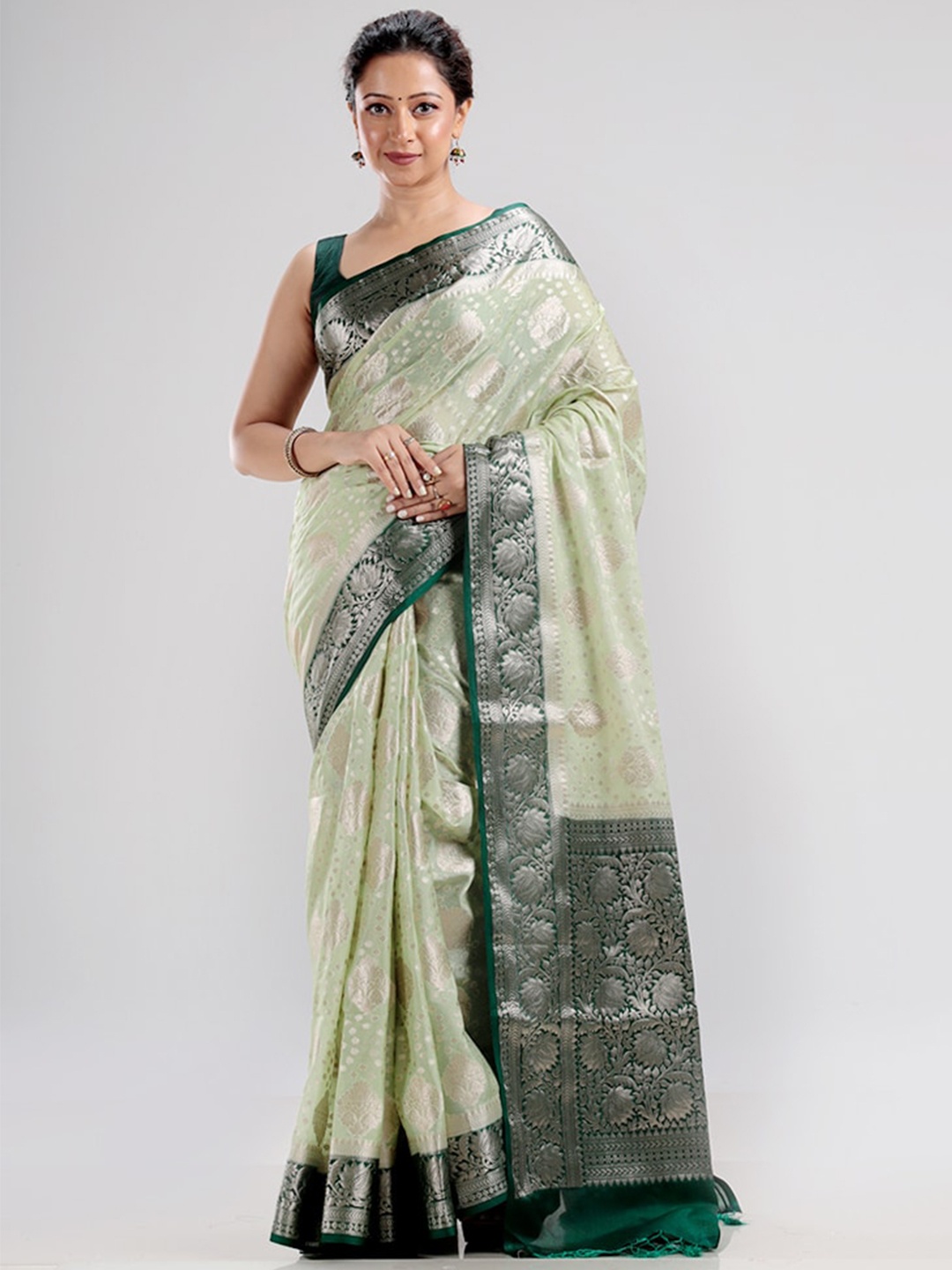 

AllSilks Green & Silver-Toned Floral Zari Silk Blend Saree